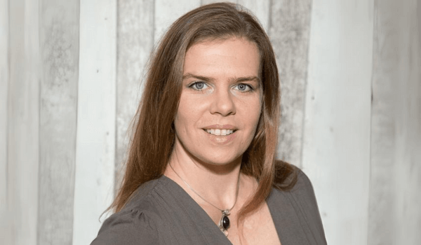 Portraitaufnahme von Heilpraktikerin und Gesundheitsexpertin Christine Baumann