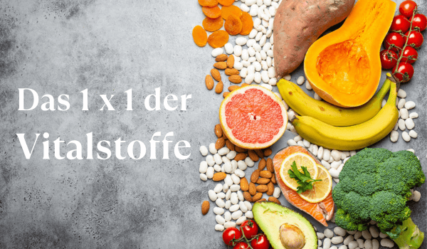 Die Vielfalt der gesunden Ernährungsweise mit Nüssen, Mandeln, Obst und Gemüse auf grauem Hintergrund und der Botschaft "Das 1x1 der Vitalstoffe"