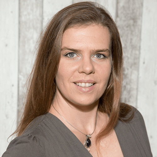 Portraitaufnahme von Heilpraktikerin und Gesundheitsexpertin Christine Baumann