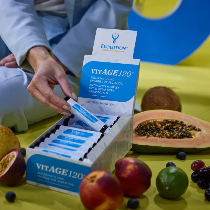 VITAGE120 Trinkampullen mit Früchten auf Tisch