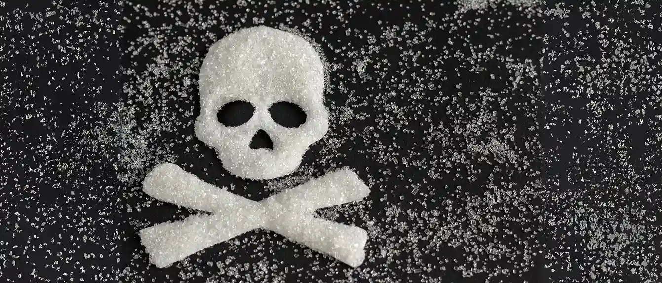 Totenkopf aus Zucker auf schwarzem Hintergrund