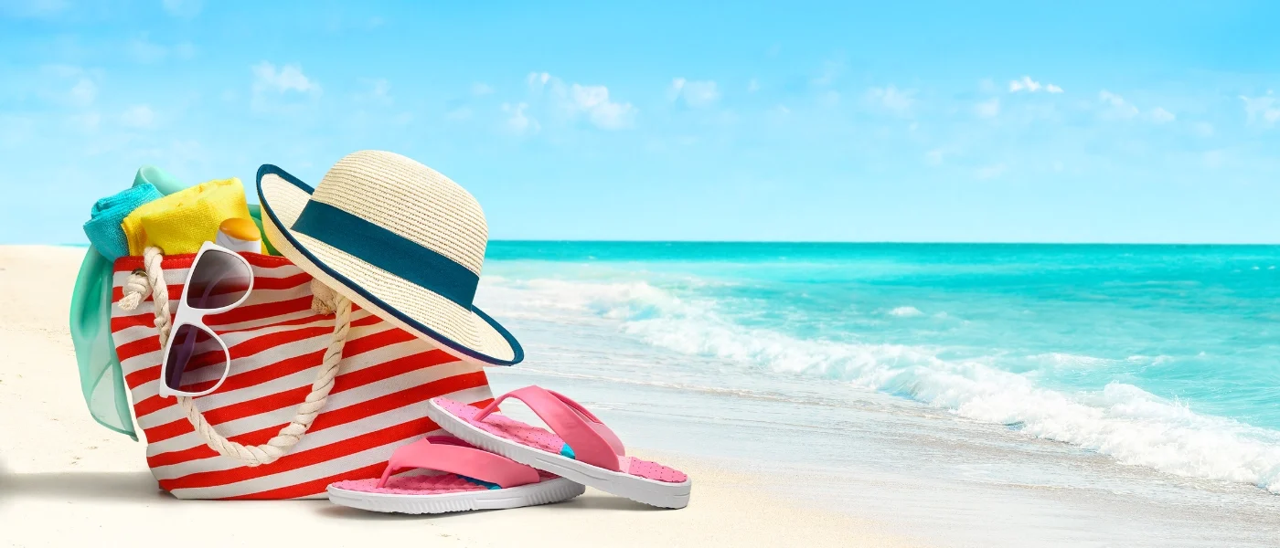Strandtasche, Sonnenhut und Meerblick.