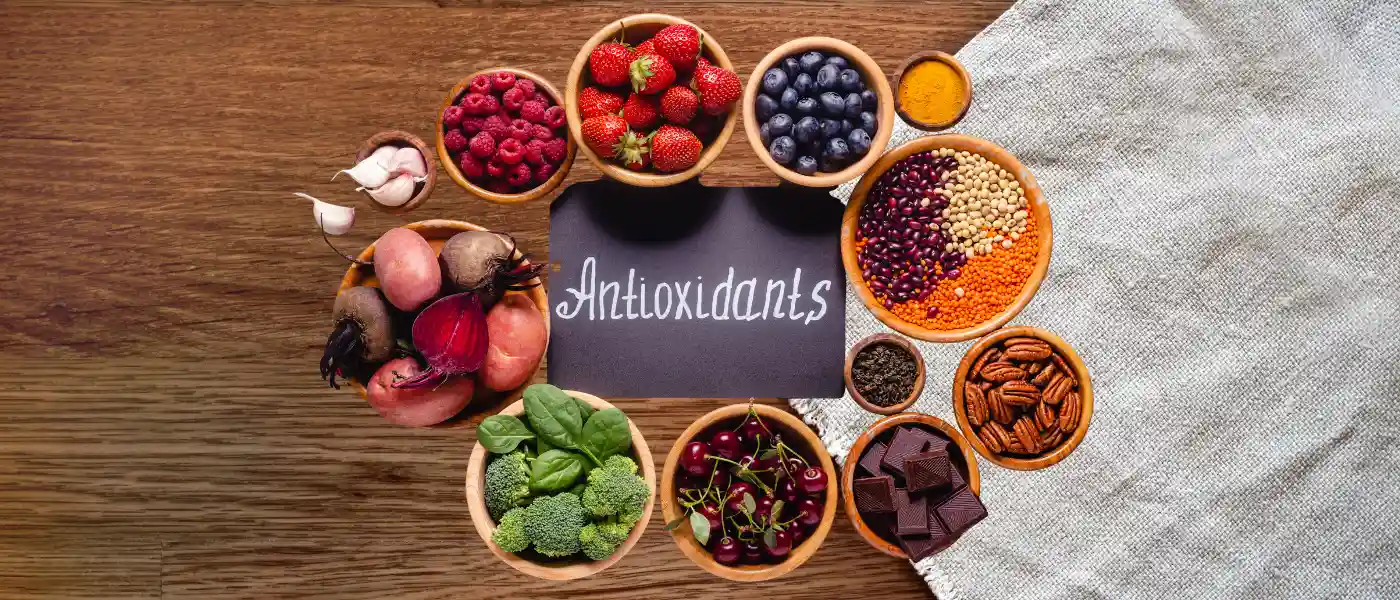 Lebensmittel reich an Antioxidantien in Schüsseln angeordnet
